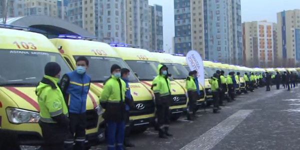 Алматинским медикам передали 50 реанимобилей