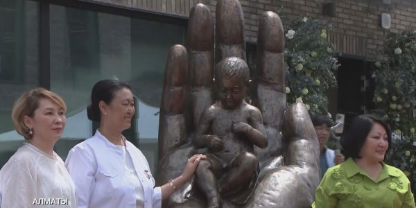 Алматыда &laquo;Аңсаған сәби&raquo; мүсіні орнатылды