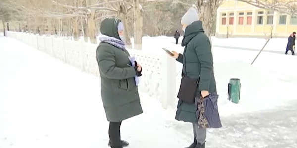 Представители Exit poll проводят опрос о выборах в Костанайской области