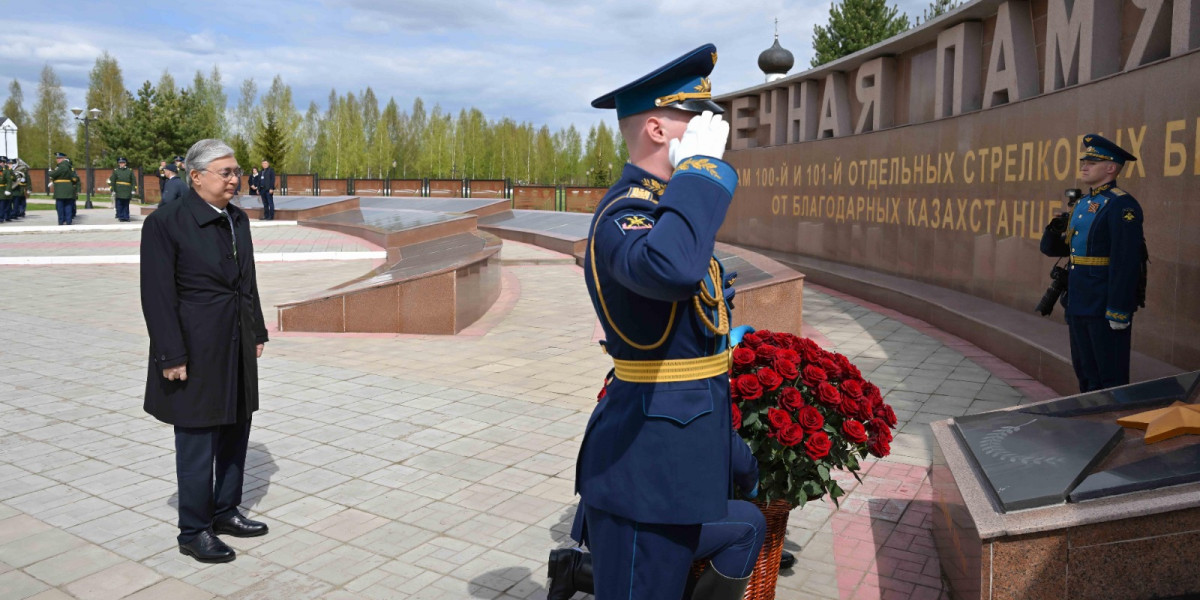 Мемлекет басшысы қазақстандық жауынгерлерге арналған мемориалдық кешенге гүл шоғын қойды