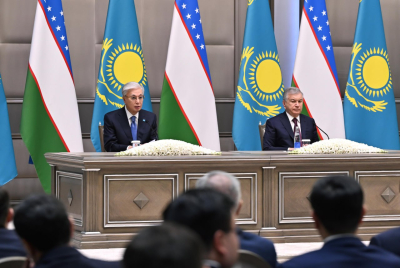 Президенты Казахстана и Узбекистана провели совместный брифинг для представителей СМИ