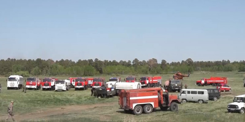 В области Абай продолжают бороться с лесным пожаром