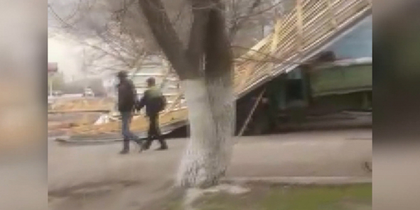 Шквальный ветер сорвал крыши с нескольких зданий в Карагандинской области