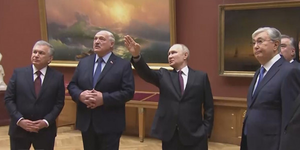 Тоқаев Санкт-Петербург қаласындағы Мемлекеттік орыс музейіне барды