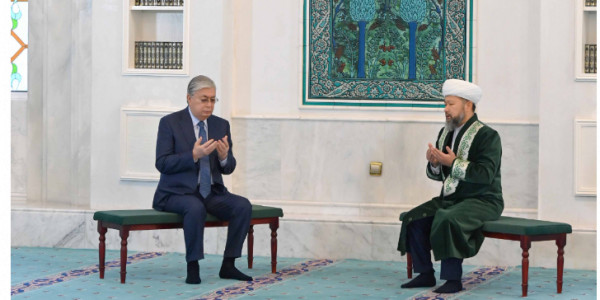 Глава государства посетил мечеть Хазрет Султан