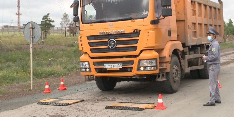 Контроль за движением грузовиков усилили в Карагандинской области