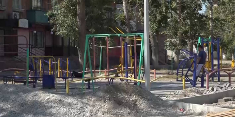 В Курчатове избавляются от небезопасных детских площадок