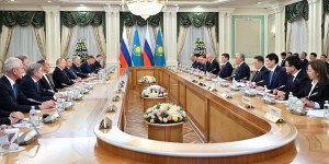 Глава государства провел переговоры с Президентом России в расширенном составе