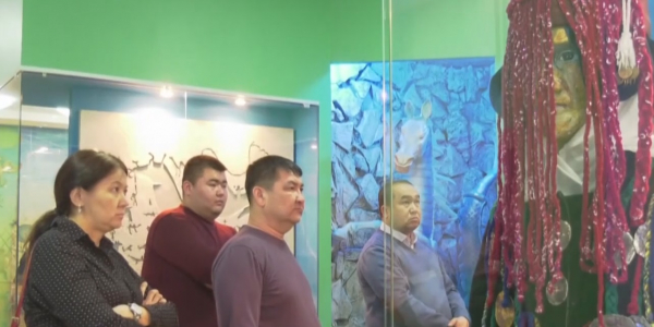 Дизайнер из Мангистау воссоздала мифических героев из книг на подиуме