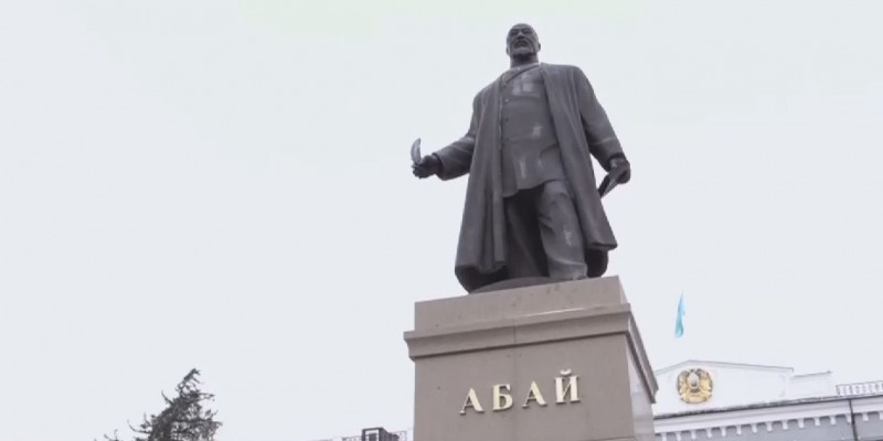 Памятник Абаю установили в Павлодаре