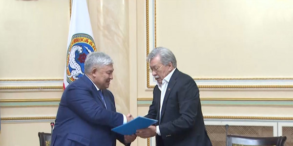 Народного артиста Казахстана Досхана Жолжаксынова наградили орденом &laquo;Отан&raquo;