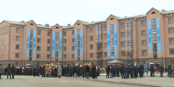 Многодетные и малоимущие семьи отметили новоселье в Новый год