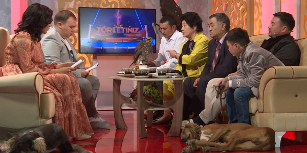 Бағдат Мүптекеқызы, Руслан Абыл, Жүніс Мәметов, Ернар Мүптекеев. &laquo;Tόrletińiz&raquo;