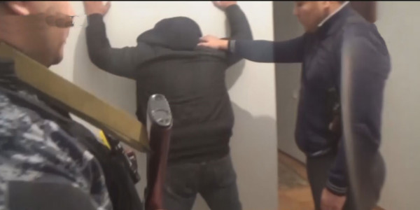 Нелегальное оружие обнаружили у группы задержанных в Шымкенте