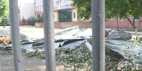 В Караганде из-за ветра пострадали трое детей