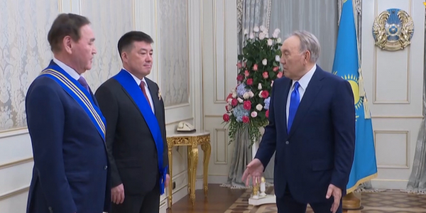 Нурсултан Назарбаев вручил государственные награды