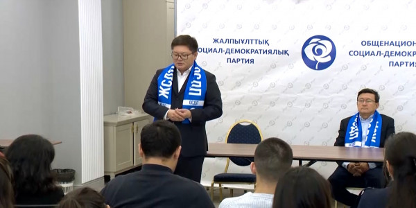 Нұрлан Әуесбаевтың жақтастары студенттермен кездесті