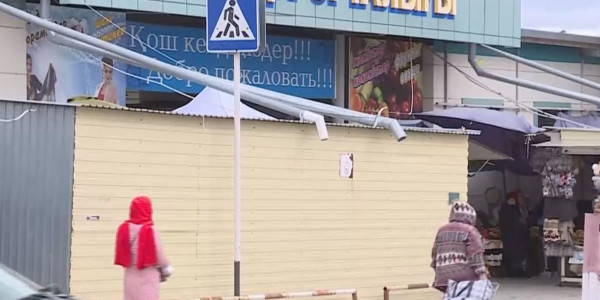 Қостанай орталық базарындағы жерді дүңгершектер заңсыз иеленіп отыр