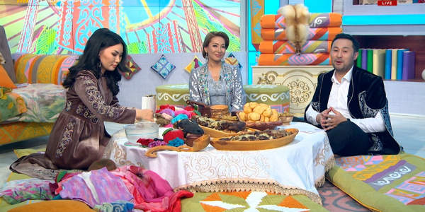 Uly dala Na&yacute;ryzy марафоны: Әнел Әлібай, Динара Садуақасова