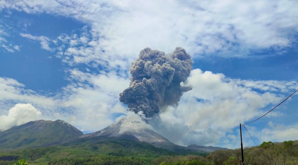 Индонезияның Флорес аралында жанартау атқылап жатыр