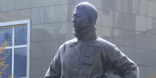 В Астане установили памятник Аскару Забикулину