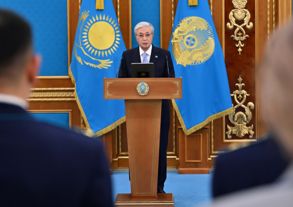 Президент вручил ключи от квартир сотрудникам Генпрокуратуры, СГО и МВД РК