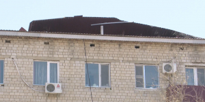 Ветер снес крышу с многоэтажного дома в Атырау