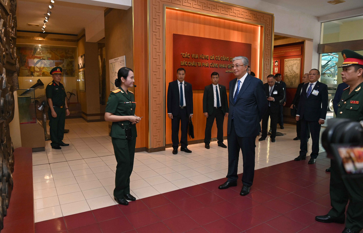 Президент Вьетнамның әскер тарихы музейіне барды