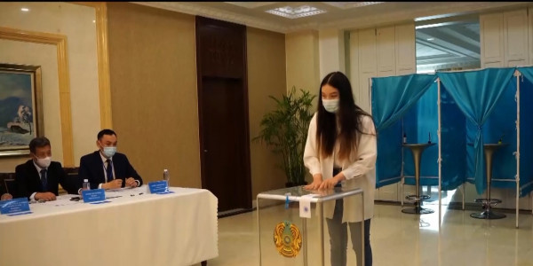 Три участка для голосования работают в КНР