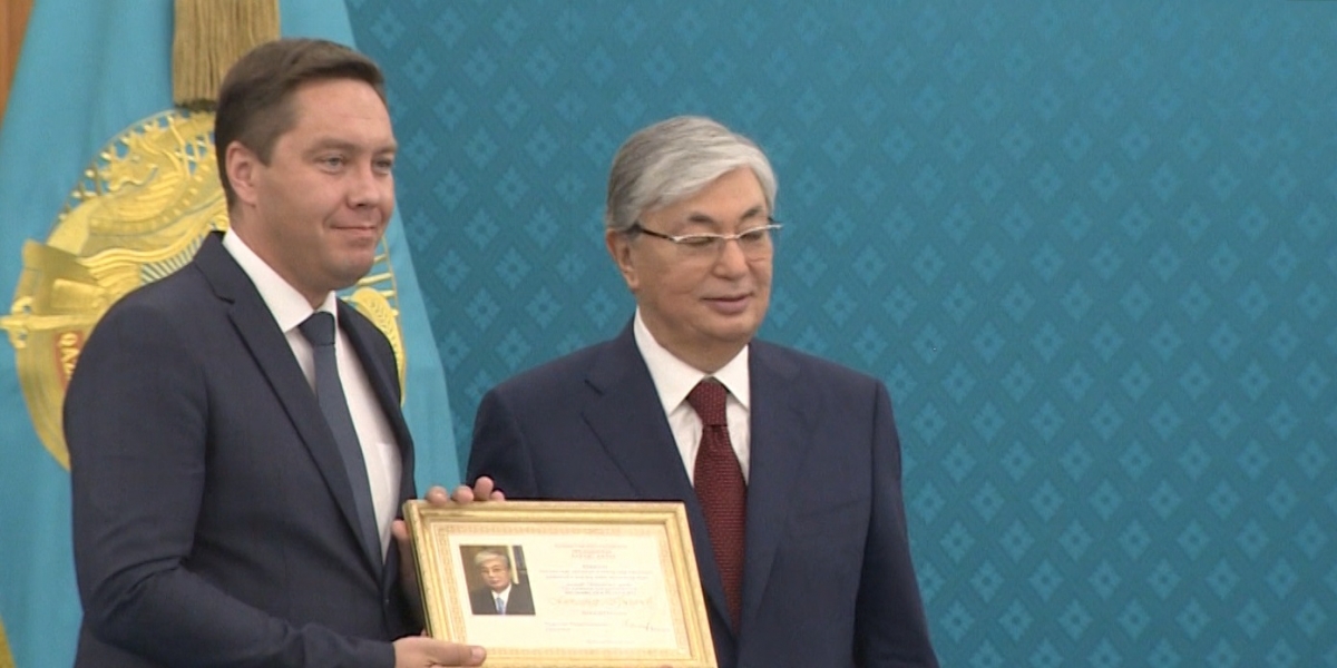 К.Токаев наградил представителей СМИ