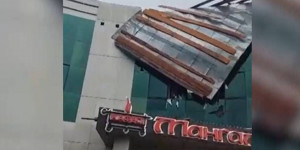 В Павлодаре из-за ветра обрушилась кровля торгового центра