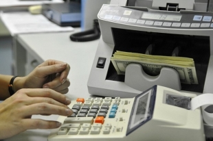 В Усть-Каменогорске кассир вынесла из банка деньги в мусорном ведре