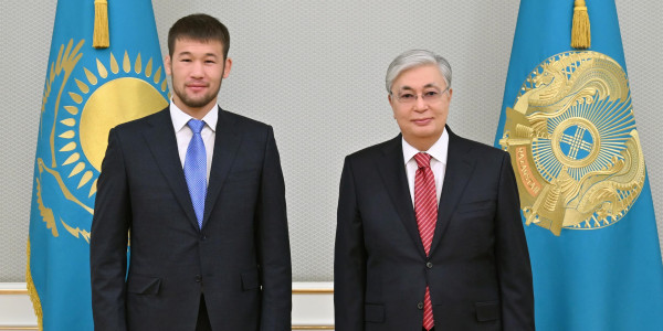 Глава государства принял бойца смешанных единоборств Шавката Рахмонова