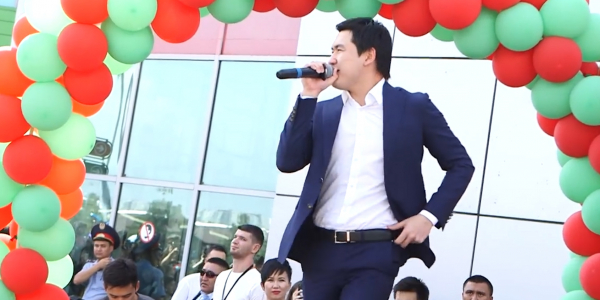 Төреғали Төреәлі жас баланың аузына түкірді