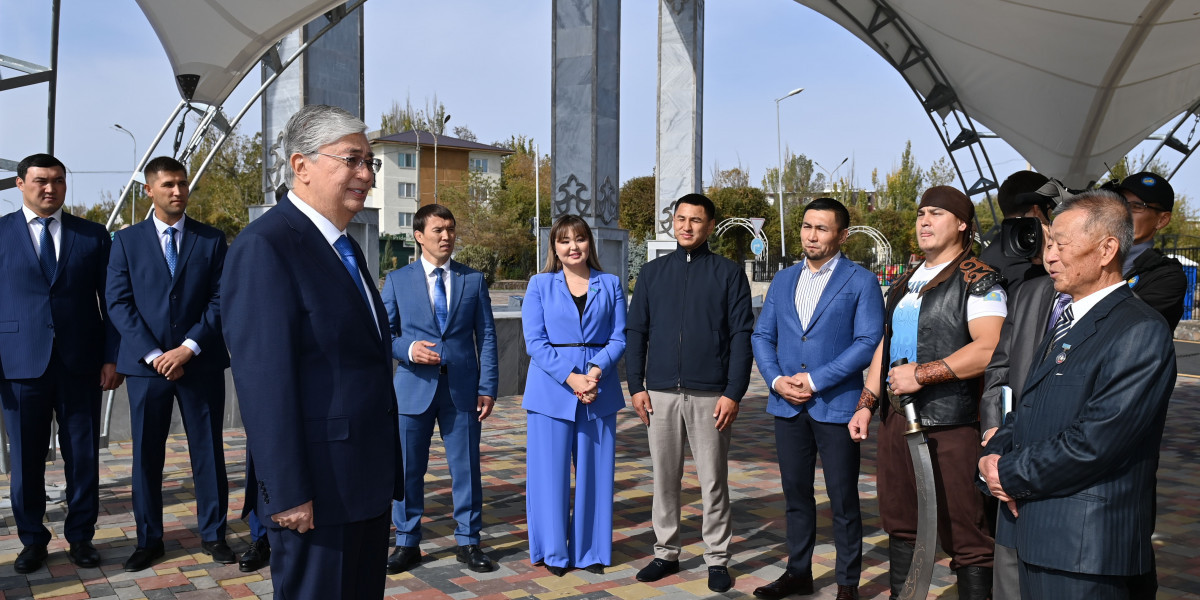 Президент побеседовал с жителями области у памятника Д. Конаеву