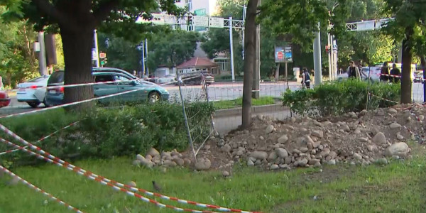 Вместо палисадника за ночь появилась строительная площадка в Алматы