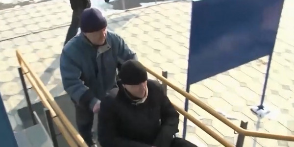 Сотни социальных объектов Усть-Каменогорска оборудуют пандусами и спецподъёмниками