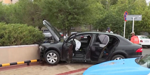 Автомобиль с выпускниками протаранил ограждение возле акимата в Караганде