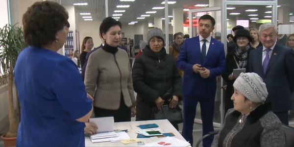 Гүлшара Әбдіқалықова көпбалалы отбасы және халықтың әлжуаз топтарымен кездесті