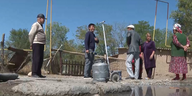 Жители двух сёл Жамбылской области пьют воду из одного колодца