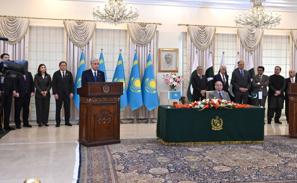 Қасым-Жомарт Тоқаев пен Шахбаз Шариф БАҚ өкілдерінің алдында сөз сөйледі