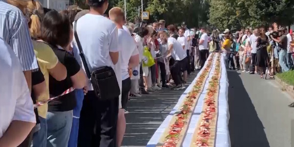 Самый длинный салат приготовили в Усть-Каменогорске в честь праздника