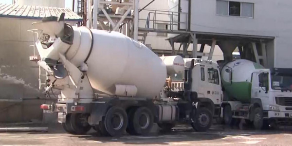 Авария на бетонном заводе в Алматы: дома засыпало цементом