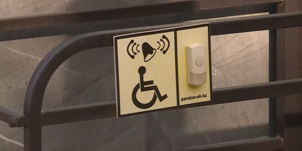Мүмкіндігі шектеулі жандар үшін Ақтөбенің қақ ортасында орналасқан өткелден өту қиындады