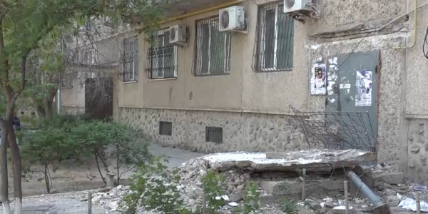 Рабочий скончался на месте в результате обрушения козырька в Актау