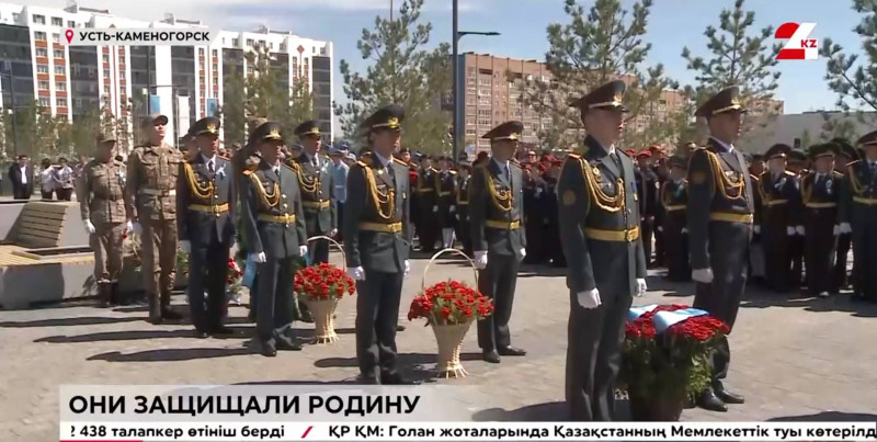 В Усть-Каменогорске возложили цветы к памятнику Сагадата Нурмагамбетова