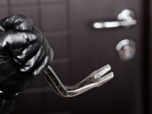 Костанайский чиновник задержал домушника у себя в квартире