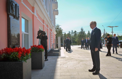 Президент майдангер Кемел Тоқаевқа арналған ескерткіш тақтаға гүл шоғын қойды