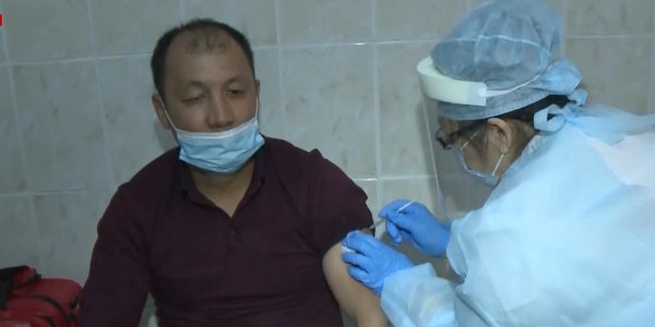 Фосфор зауытының жұмысшылары жаппай вакцина салдыруда