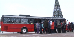 Необычный автобус с Санта Клаусом появился в Костанае